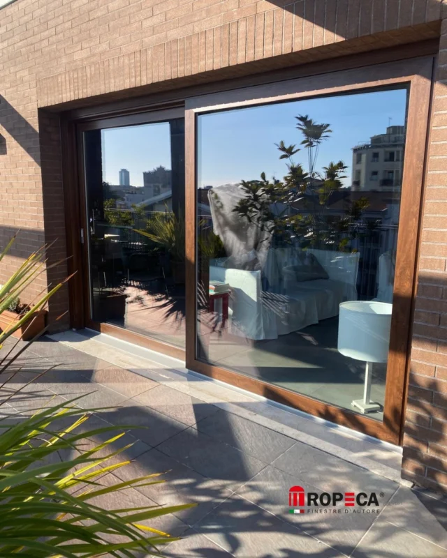 Linee pulite, funzionalità eccellente, estetica calda.
A Brescia abbiamo installato uno scorrevole alzante modello Premislide, finitura noce: una scelta che unisce design e comfort, perfetta per chi ama il calore del legno senza rinunciare alle prestazioni del PVC.

Il risultato? Ambienti pieni di luce, passaggi fluidi tra interno ed esterno e una resa estetica che valorizza l’intero contesto architettonico.

✨ Scopri dal vivo la qualità Ropeca nei nostri showroom. Ti aspettiamo.

Showroom Osio Sopra: Via Ex SS 525 del Brembo 7/9 Osio Sopra (BG)
Showroom Mozzo: Via del Commercio, 7, 24030 Mozzo (BG)
🕒 Orari di apertura:
Lunedì-Venerdì: 08:30–12, 14–19
Sabato: 08:30–12, 14–18
.
.
.
.
#serramenti #infissi #finestre #porte #avvolgibili #tapparelle
#isolamentotermico #ristrutturazione #infissipvc
#finestra #finestreinpvc #risparmioenergetico #bergamo
#finestredautore #ropeca